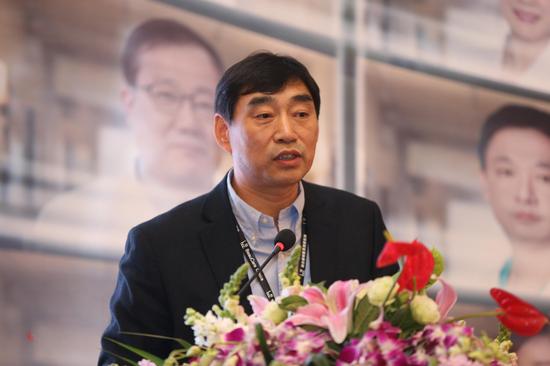 大连爱德丽格院长张晨教授在会中为医生讲述长庚医院的成功缘由