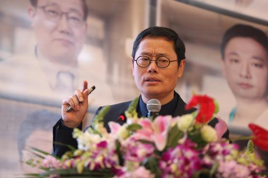南京展超丽格创始人周展超教授在会中讲述医生要“以医为本”