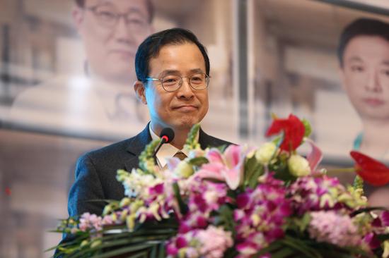 韩国顶级整形专家郑宰昊医生在大会中为医生讲述中韩整形