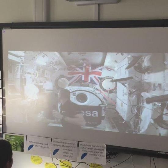 英国宇航员在太空中为小学生上课