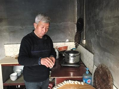 除夕，父亲在厨房为远归的儿女们包饺子。新京报记者 安钟汝 摄