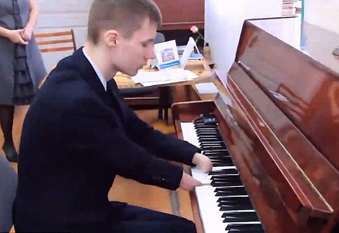 俄罗斯15岁无手少年自学钢琴 技艺高超(图)|无