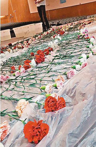 美高男生情人节买900朵花送全校女生 女友为其