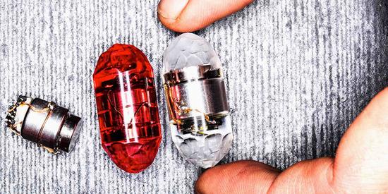 捷克艺术家扬发明了一款口服的“音频药丸”，吞下后可以让人们在自己的身体内享受音乐。(网页截图)