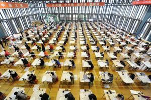 中国美院艺考生同场拼书法 场面壮观(图)