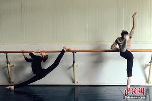 天津艺考拉开帷幕 考生高难度劈腿热身(图)