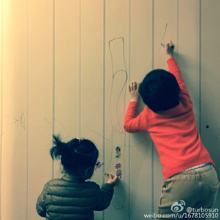 孙俪晒儿女涂鸦照