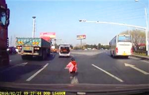 小姜马上靠边停车，坐副驾驶的杜姐下车将小孩抱进了车里。