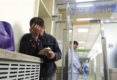 昨日，北京儿童医院，探视完孩子后，樊喜法在病房外哭泣，由于孩子病情特殊不能陪床，樊喜法只能一周探视二次。新京报记者 浦峰 摄