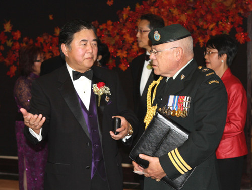 “李”姓移民表现可圈可点,第一个出任省督的李绍麟(左)就是代表之一。(加拿大《世界日报》)