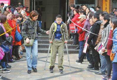 3月13日，一拄拐杖的小学生在成都体育学院参加完奥赛考试。