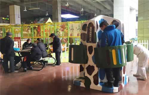 重庆游乐园建超前卫露天厕所：你敢上吗？