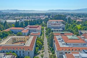 英美高校学费大调整 美国留学或将更“实惠”