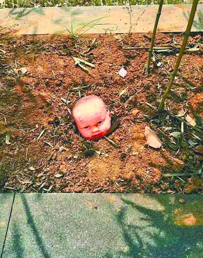 图为雕塑娃娃。(记者王震/摄)