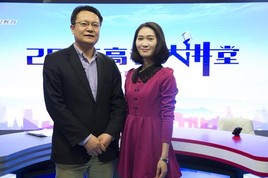 中国科学院大学招生与学位部部长袁增强(左)做客新浪