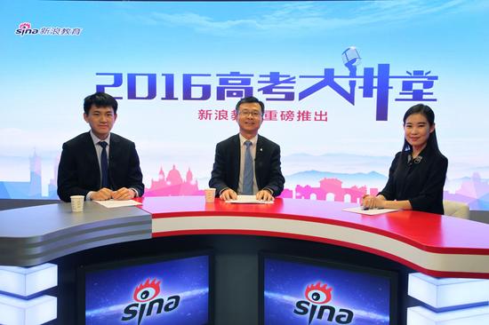 香港浸会大学2014年毕业生袁伟航(左一)、香港浸会大学教务长苏国生(左二)做客新浪