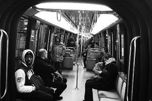 留法学生地铁无故遭打 经济萧条华人“躺枪”