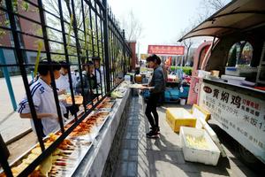 艺校实行封闭管理 学生“跨栏”买饭(图)