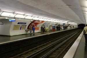 女留学生坐地铁遭群殴 专家提醒巴黎安全须知