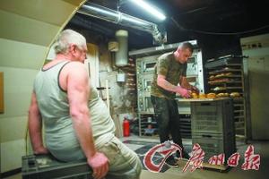 法老板报答流浪汉救命之恩 一欧元卖面包店