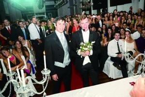 阿根廷年轻人爱上“假结婚”：精心策划的演出