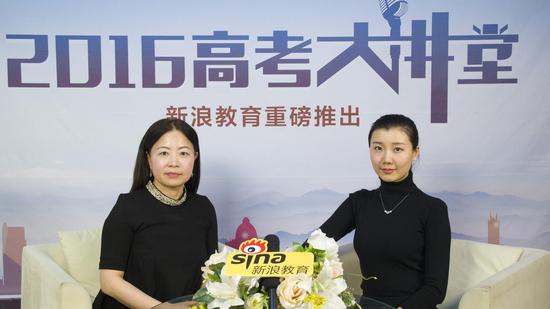 香港城市大学环球事务处副处长卓燕（左）