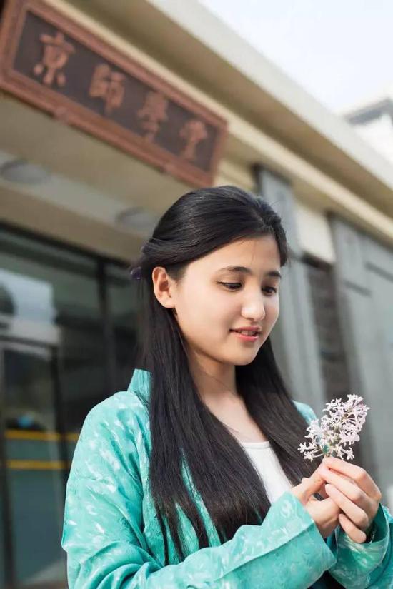 图为季家希,历史学院,主持北师大电视台《希说历史》节目,曾为央视