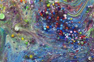 法艺术家用牛奶等液体当画布 迷幻作品舒缓心情