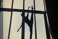 同济校花置身麦田神情陶醉