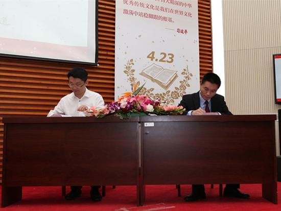 途家新闻发言人唐挺先生和大赛组委会副主任许春强先生现场签约