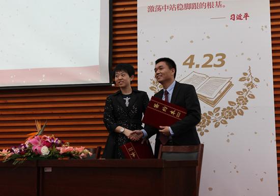 大赛组委会副主任许春强先生与好未来海边直播市场部VP刘莹女士现场签约