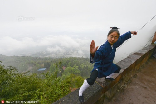 “阴阳开合，虚实相生！太极拳就像时下流行的慢跑运动，保持好节奏，追求身心的协调统一。”25岁的钟嗣源道长向同属‘90后’的拳友们说道。