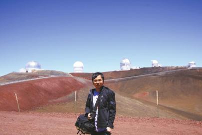 2010年,彭影杰在夏威夷天文台观测。
