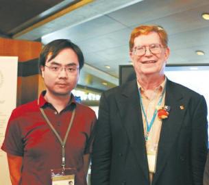 彭影杰和诺贝尔物理学奖得主乔治·斯穆特教授在一起。