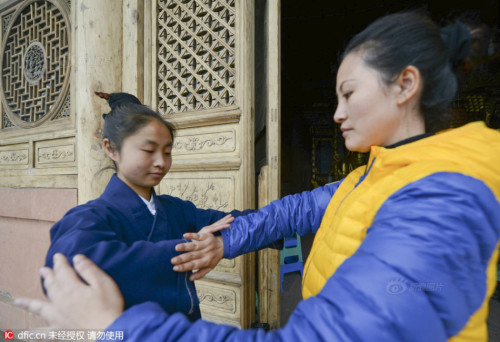 据钟嗣源介绍，因为自幼酷爱传统文化，所以在大学期间，深入地了解中医和武术的知识，而身边的朋友和同学却对此毫无兴趣。