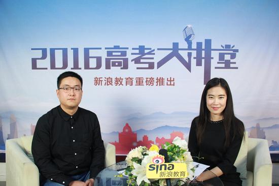 北京语言大学招生办王悦(左)