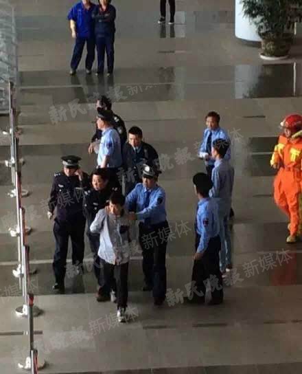 图说：事发后，公安机关抓捕行凶男子。