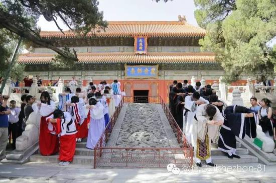 北京八一学校高三学生在国子监举行传统成人礼