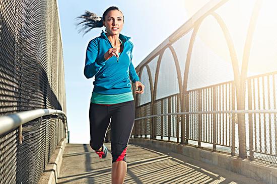 每周锻炼2.5小时可抵消终日久坐的危害(双语)|