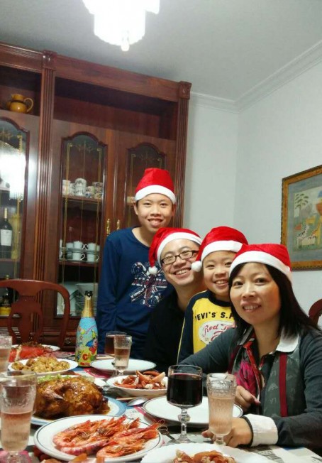 来自西班牙的陈月华(右)为帮助长子(左)实现进入伯克利加大,只身带着长子及幼子(右二)来美国做生意,与丈夫朱冰(左二)暂时小别。这是去年圣诞节她与两子返回西班家住家过年的甜蜜时光。(美国《世界日报》)