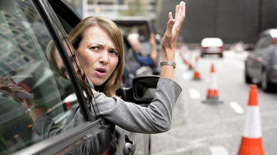 今日短语:因某事被惹得特别生气用英语怎么说