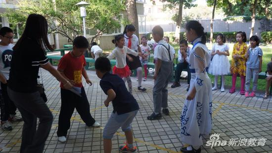 学生们体验菲律宾传统游戏——张睿摄