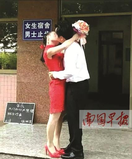 男女主角在女生宿舍前拥吻。 网络图片