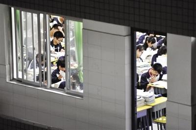 夜晚的教室里，学生们埋头苦读