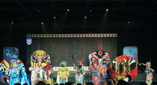 新英才学校八周年校庆:中英文合唱童年经典|新