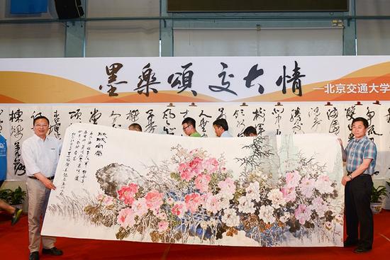 曹国永和颜吾佴代表学校接受了艺术家和师生们为学校120周年校庆而创作的书画作品。