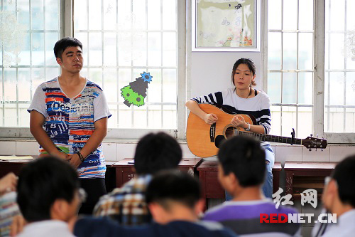 志愿者表演吉他，让高考生放松心情。陈涛 摄影