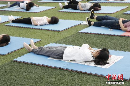 武汉华夏理工学院操场上，80余名“睡觉”的女生引人注目