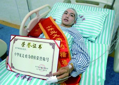 2014年,柳艳兵获“中华见义勇为楷模荣誉称号”,他也成为获得该项荣誉的第一人 供图/柳艳兵