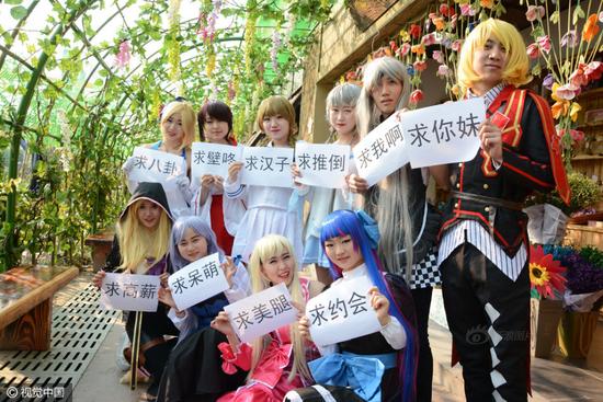 大学毕业照变迁:从80年代的确良到比基尼(图)